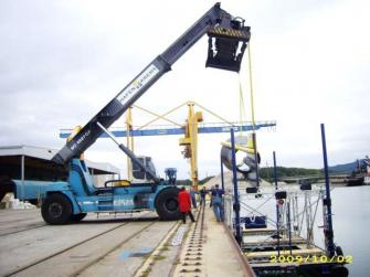 4.10.2009 Strom Boje 2 in Krems eingetroffen 4.10.2009 Strom Boje 2 in Krems eingetroffen