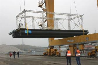 Katamaran im Hafen Krems